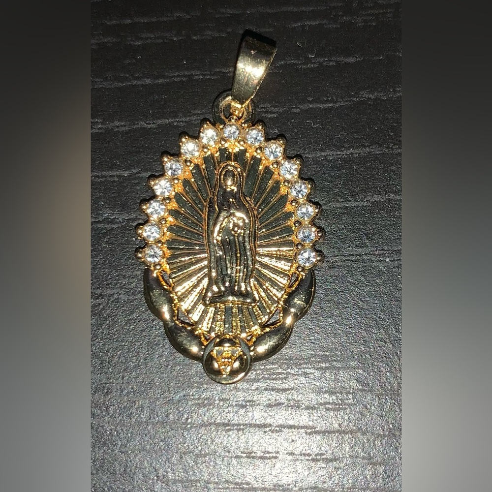 Religious Mary Pendant and Chain